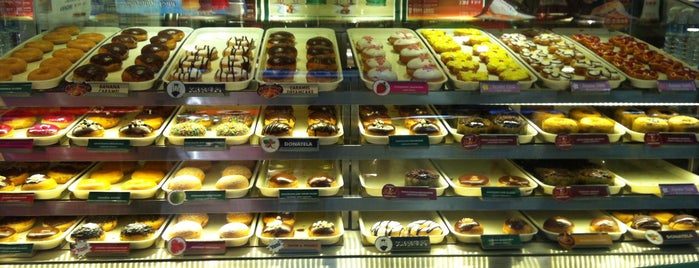 Krispy Kreme is one of สถานที่ที่ Dilek ถูกใจ.