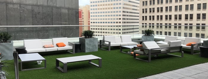Azure Rooftop Lounge is one of สถานที่ที่ Steve ถูกใจ.