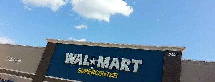 Walmart Supercenter is one of Lugares favoritos de Emily.