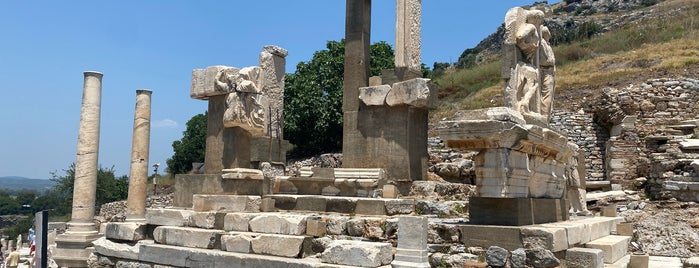 Temple of Hadrian is one of Tempat yang Disimpan Gül.
