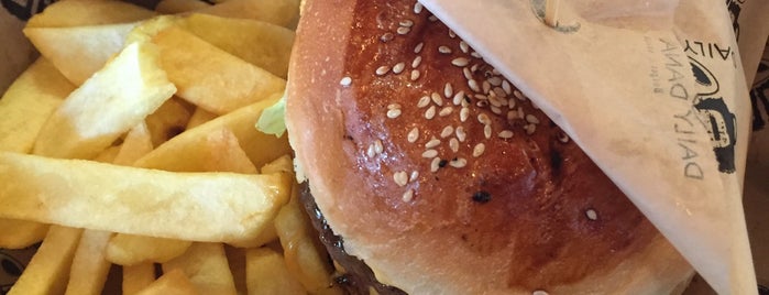 Daily Dana Burger & Steak is one of สถานที่ที่บันทึกไว้ของ Serenay.