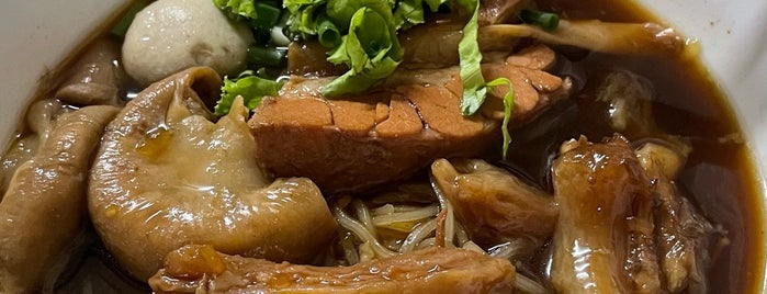 ก๋วยเตี๋ยวเนื้อเชลล์ลืมชิม บิ๊กสุ is one of Beef Noodles.bkk.