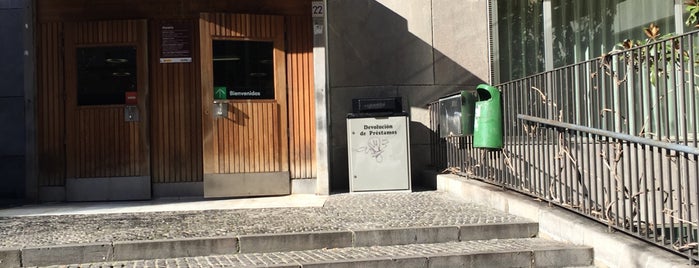 Biblioteca Pública de Zaragoza is one of Bibliotecas de Zaragoza.