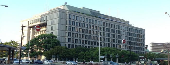 Osaka City Hall is one of 日本の市の人口順位トップ100.