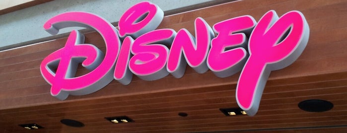 Disney Store is one of Lieux qui ont plu à Shari.