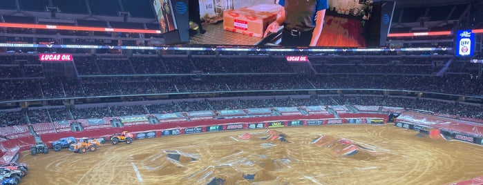 AT&T Stadium is one of Lieux qui ont plu à Mike.