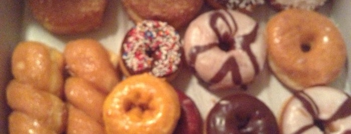 Kenny's Donuts is one of Lugares favoritos de John.