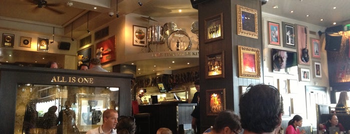 Hard Rock Cafe London is one of Orte, die Karla gefallen.