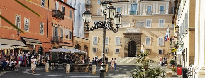 Piazza della Libertà is one of Tempat yang Disukai Özge.