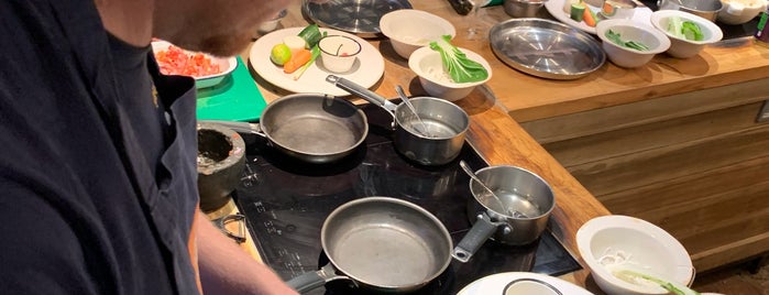 Jamie Oliver Cookery School is one of Tempat yang Disukai Aydan.