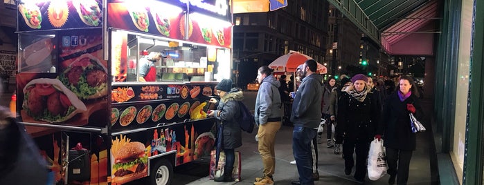 Mido's Halal Food Cart is one of Lugares favoritos de dsinsky.