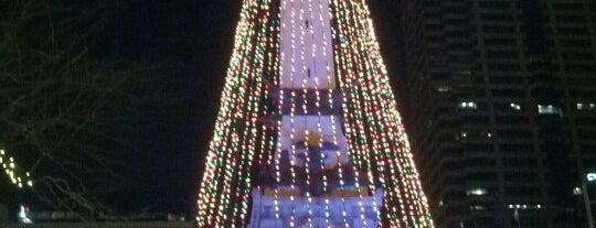 Monument Circle is one of Christmas Hot Spots.