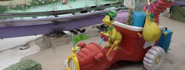 The High-In-The-Sky Seuss Trolley Train Ride is one of Orlando com crianças.