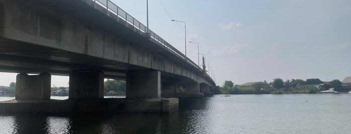 Pathum Thani Bridge is one of สะพานข้ามแม่น้ำเจ้าพระยาในกรุงเทพฯและปริมณฑล.