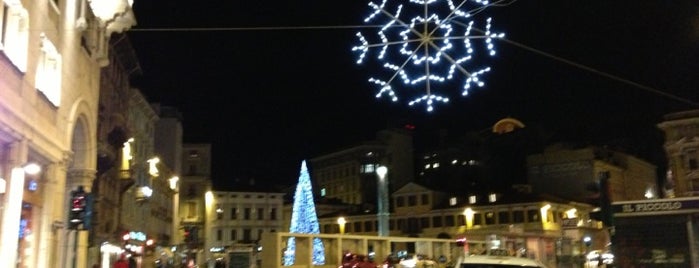 Piazza Goldoni is one of Lugares favoritos de Mustafa.