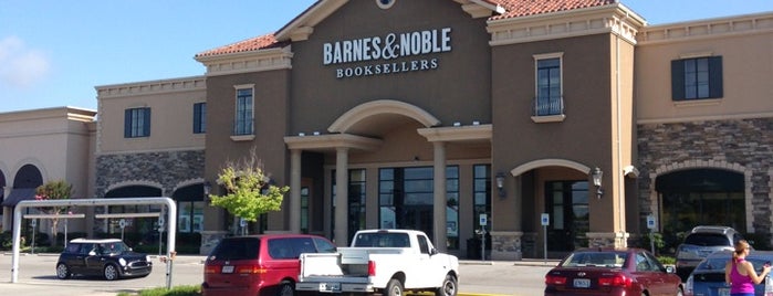 Barnes & Noble is one of สถานที่ที่ Nancy ถูกใจ.