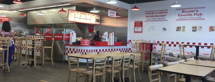 Five Guys is one of Tempat yang Disukai LeeAnn.