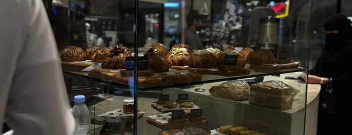 Dot Bakery & Cafe is one of Hassa.