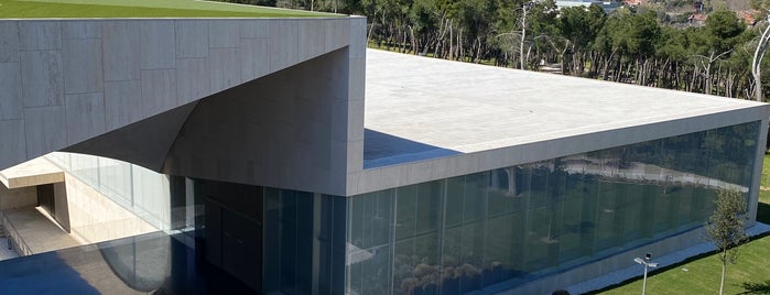 IESE Business School is one of Sitios habituales.