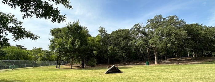 The Hound Mound Dog Park is one of Lugares favoritos de KATIE.