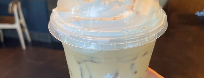 Starbucks is one of Angelaさんのお気に入りスポット.