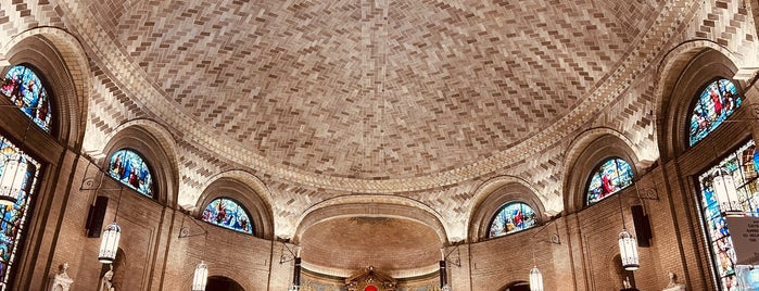 Basilica of Saint Lawrence is one of Locais curtidos por Candice.
