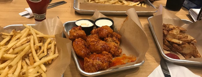 Buffalo Wild Wings is one of お気に入りスポット.