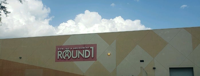 Round1 Bowling & Amusement is one of Lugares favoritos de Zach.