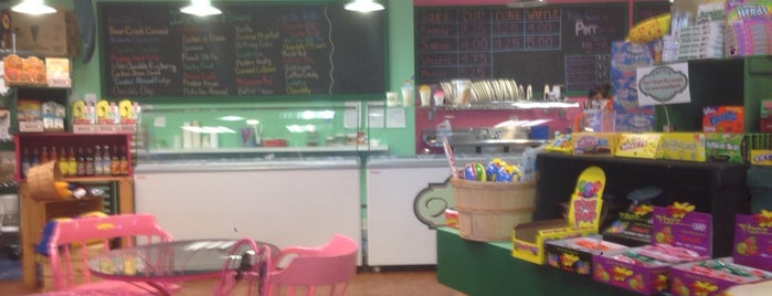 Patti's Ice Cream & Sugar Shoppe is one of Hannah's Saved Places.