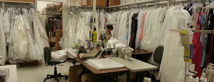David's Bridal is one of Andriiさんのお気に入りスポット.