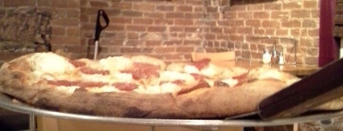 Strong's Brick Oven Pizzeria is one of Locais curtidos por LoneStar.