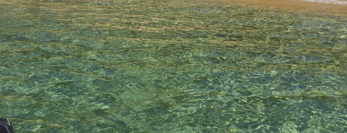 Kalamaki Beach is one of Enis'in Beğendiği Mekanlar.