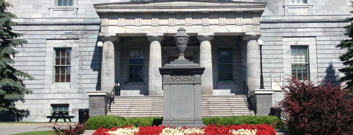 McGill University is one of Visiter Montréal.