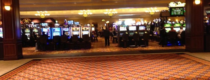 Casino Queen Hotel is one of สถานที่ที่ Kate ถูกใจ.