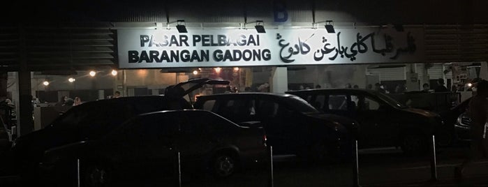 Pasar Malam Gadong is one of S'ın Kaydettiği Mekanlar.
