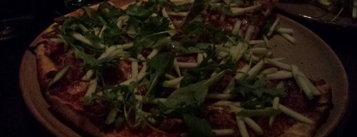 Est Pizzeria is one of Miaさんの保存済みスポット.