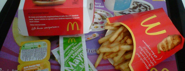 McDonald's is one of Locais curtidos por Can.