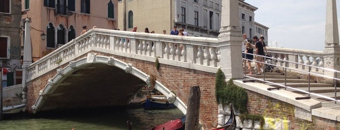Ponte de Canaregio o de le Guglie is one of Venezia..