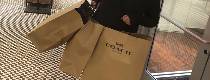 COACH Outlet is one of Tempat yang Disukai Soni.