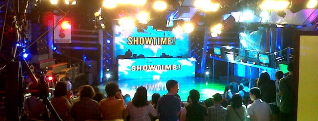 It's Showtime Studio (Studio 3) is one of Kimmie'nin Kaydettiği Mekanlar.