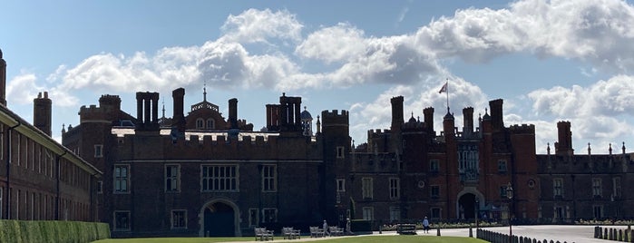 Hampton Court is one of Posti che sono piaciuti a Carl.