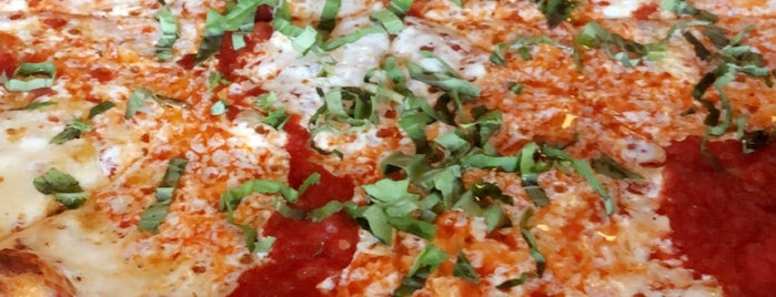 Fiamma Wood Fired Pizza is one of Lizzie: сохраненные места.
