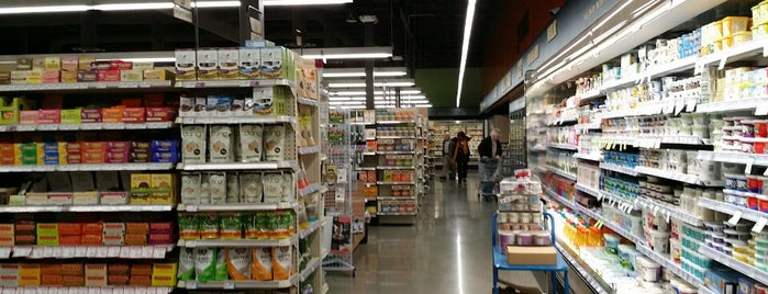 Natural Grocers is one of Lugares favoritos de John.