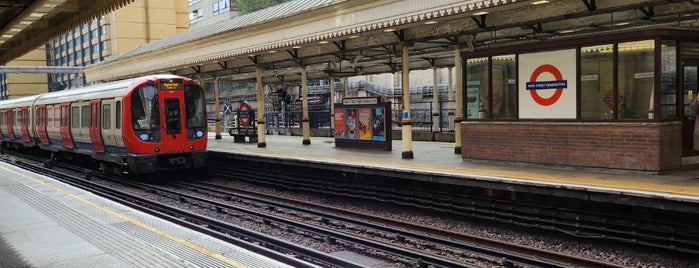 High Street Kensington London Underground Station is one of Locais curtidos por Mary.