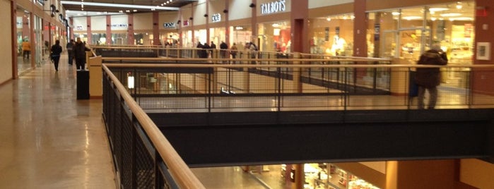 The Outlets at Sands Bethlehem is one of Locais curtidos por Lorraine-Lori.