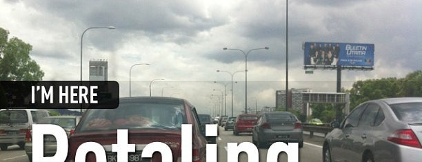 Petronas Batu 3 is one of Posti che sono piaciuti a ꌅꁲꉣꂑꌚꁴꁲ꒒.
