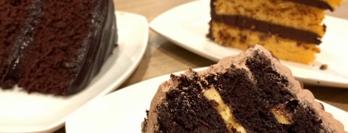 Lynn's Cakes & Coffee is one of Cakes Singapore.