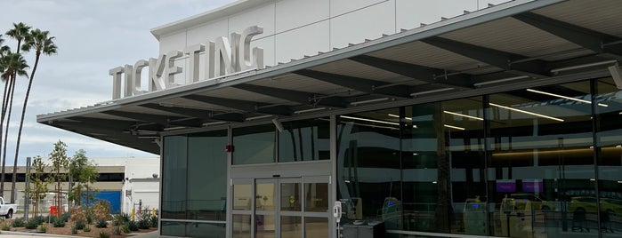 Long Beach Airport (LGB) is one of สถานที่ที่ Ellia ถูกใจ.