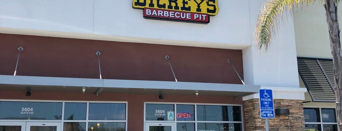 Dickey's Barbecue Pit is one of Jolie 님이 좋아한 장소.