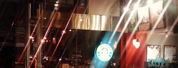 Starbucks is one of สถานที่ที่ isawgirl ถูกใจ.